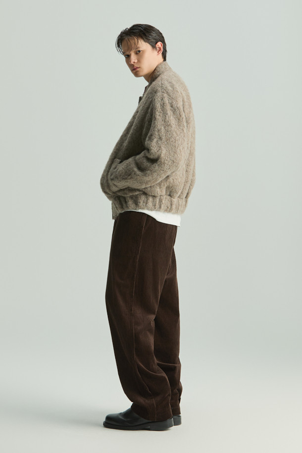 VITTORE(비토레) 코듀로이 밴딩 와이드 팬츠는 가을, 겨울 시즌에 어울리는 바지입니다. 부드러운 코듀로이와 면 혼방 소재로 제작되어 편안한 착용감을 선사합니다. 밴딩 처리된 허리와 와이드 핏으로 활동성을 높였으며, 일상, 출근룩, 모임룩, 캐주얼, 미니멀 스타일 모두 소화 가능합니다. 브라운, 다크브라운 두 가지 색상으로 출시되어 다양한 상의와 매치하여 스타일리시한 연출을 할 수 있습니다. 무지 디자인으로 베이직하면서도 세련된 무드를 연출합니다.
