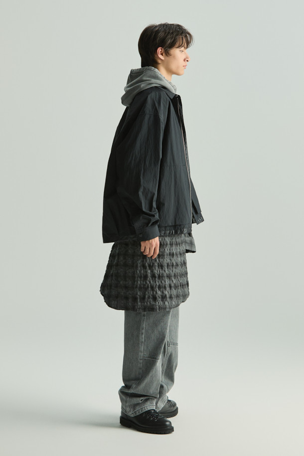 워싱 데님 바이크 팬츠는 남성 고객을 위한 바지로, 봄, 가을에 착용하기 좋습니다. 스포티하면서도 캐주얼한 스타일을 연출하며, 출근룩으로도 활용 가능한 미니멀한 디자인이 특징입니다. 레귤러핏으로 편안한 착용감을 제공하며, 무지 패턴의 그레이 컬러 데님 소재로 제작되었습니다. 사선 포켓 디자인과 바이크 스타일 절개가 돋보이며, 워싱 가공으로 빈티지한 멋을 더했습니다.
