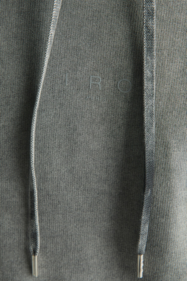 MARCELLO (마르셀로) 워시드 후디는 부드러운 면 소재로 제작되어 편안한 착용감을 선사합니다. 베이직하고 캐주얼한 스타일로, 봄, 가을에 활용하기 좋습니다. 레귤러 핏에 후드 스트링 조절이 가능하며, 소매와 밑단 밴딩으로 안정감을 더했습니다. 정면 상단에는 로고 패턴이 있으며, 그레이 컬러로 어떤 스타일에도 매치하기 용이합니다. 일상에서 편안하고 미니멀한 스타일을 연출해보세요.
