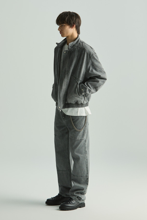 GISILO(지실로) 워시드 데님 바이크 점퍼는 캐주얼 및 스트릿 스타일을 즐기는 분들을 위한 아우터입니다. 그레이 컬러의 데님 소재에 워싱 처리하여 빈티지한 멋을 더했으며, 봄, 가을 간절기에 착용하기 좋습니다. 크롭 기장에 레귤러핏으로 제작되었으며, 집업 방식으로 간편하게 입고 벗을 수 있습니다. 사선 포켓과 바이크 스타일 절개가 특징이며, 폴리에스터와 면 혼방의 안감으로 편안한 착용감을 제공합니다. 긴 소매 기장의 데님 점퍼로 다양한 스타일 연출에 활용할 수 있습니다.
