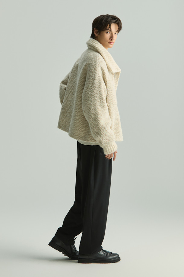 SANOBSPE 니트 하이브리드 ZIP-UP 재킷은 가을, 겨울 시즌을 위한 공용 아우터입니다. 아이보리, 베이지 두 가지 색상으로 출시되었으며, 헤링본 패턴에 부드러운 촉감의 울, 알파카, 아크릴, 폴리에스터, 나일론, 레이온 혼방 소재를 사용하여 보온성을 높였습니다. 세미 오버핏에 레귤러 기장으로 제작되었으며, 2WAY 지퍼 디테일로 실용성을 더했습니다. 출근룩, 모임룩 등 다양한 TPO에 클래식하고 미니멀한 스타일을 연출할 수 있습니다.
