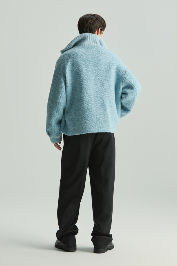 산옵스페(SANOBSPE) 니트 하이브리드 집업 재킷은 가을, 겨울 시즌에 어울리는 아우터입니다. 헤링본 패턴의 하늘색 컬러가 돋보이며, 세미 오버핏으로 편안한 착용감을 선사합니다. 울, 알파카, 아크릴 등 다양한 소재로 제작되어 부드러운 촉감을 느낄 수 있습니다. 2WAY 지퍼와 니트 배색 디테일이 특징이며, 출근룩과 모임룩, 클래식, 미니멀, 캐주얼 스타일 모두 소화 가능합니다. 크롭 기장의 니트 자켓으로 스타일리시함을 더했습니다.
