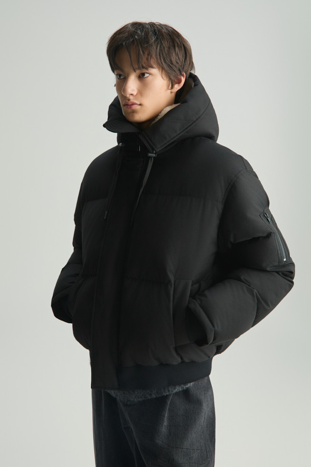 따뜻하고 스타일리시한 겨울을 위한 NIRO (니로) 플리스 배색 다운 점퍼입니다. 캐주얼, 미니멀, 고프코어 스타일을 아우르는 디자인으로, 일상적인 착용은 물론 캠핑룩, 등산룩에도 잘 어울립니다. 부드러운 플리스 소재와 오리솜털 충전재로 뛰어난 보온성을 제공하며, 블랙 컬러의 무지 디자인으로 어떤 옷에도 쉽게 매치할 수 있습니다. 크롭 기장의 오버핏으로 트렌디한 핏을 연출하며, 집업 여밈 방식과 긴 소매로 편안함을 더했습니다.
