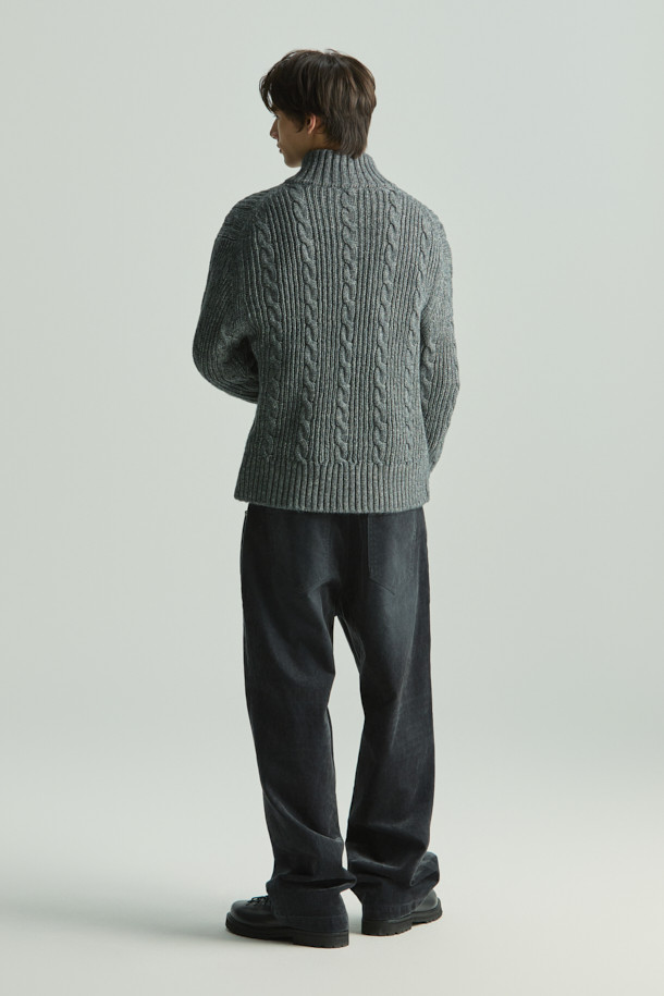 **KAMERON (카메론) 조직감 풀 ZIP-UP (집업) 스웨터**는 부드러운 촉감의 면, 아크릴 혼방 소재로 제작되어 가을과 겨울에 따뜻하게 착용할 수 있는 하이넥 스웨터입니다. 꽈배기 조직감과 골지 패턴이 돋보이며, 베이직한 디자인으로 클래식, 미니멀, 캐주얼 등 다양한 스타일 연출에 활용하기 좋습니다. 크롭 기장과 긴 소매, 집업 스타일로 편안함과 스타일리시함을 동시에 잡았습니다. 그레이 컬러로 어떤 옷에도 매치하기 용이하여, 일상에서 폭넓게 활용할 수 있습니다.
