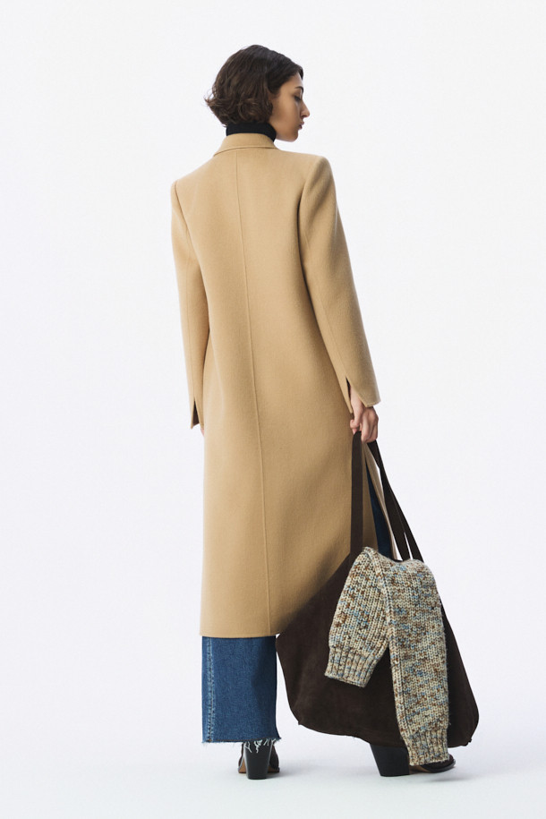 CLASSICO(클라시코) 핸드메이드 더블 코트는 여성스러운 실루엣을 강조하는 클래식 스타일의 롱 코트입니다. 부드러운 털과 캐시미어 혼방 소재로 제작되어 뛰어난 촉감과 보온성을 자랑하며, 가을과 겨울, 두 계절에 걸쳐 활용 가능합니다. 레귤러핏으로 제작되었으며, 숄더 패드가 내장되어 있어 세련된 핏을 연출합니다. 안감은 폴리에스터와 레이온 혼방으로 마감하여 편안한 착용감을 선사하며, 오피스룩, 출근룩, 모임룩 등 다양한 시간과 장소와 상황에 활용하기 좋습니다. 베이지 컬러의 무지 디자인으로 미니멀하고 시크한 스타일을 완성할 수 있습니다.