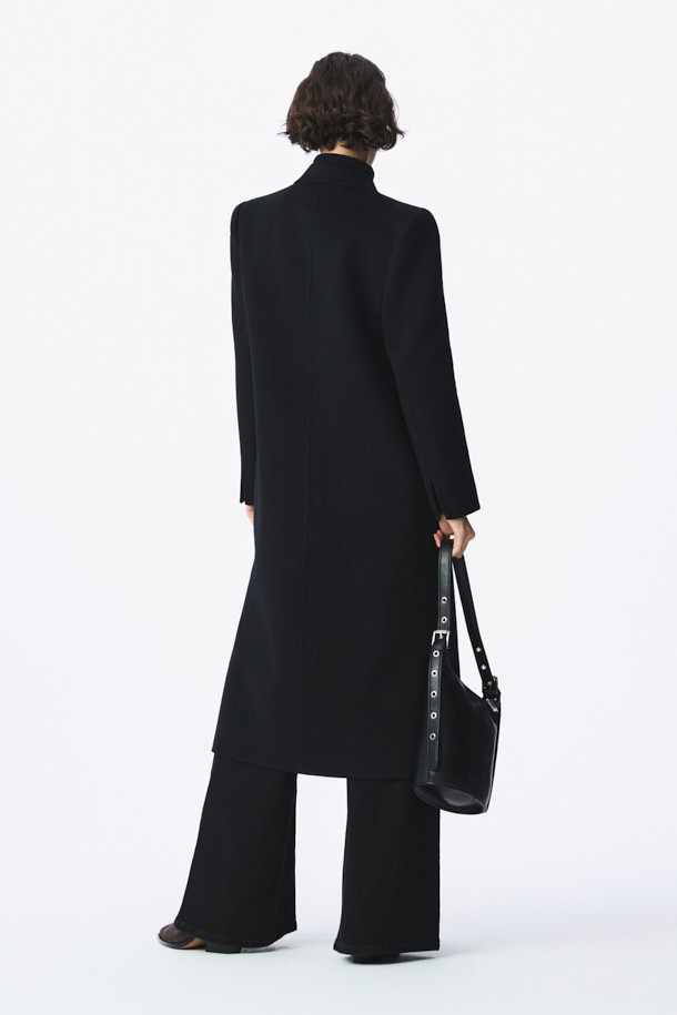 CLASSICO (클라시코) 핸드메이드 더블 코트는 여성용 블랙 컬러의 롱 기장 더블 코트입니다. 가을, 겨울 시즌에 어울리는 두꺼운 두께감과 부드러운 촉감의 모, 캐시미어 혼방 소재로 제작되어 고급스러운 착용감을 선사합니다. 숄더 패드가 내장되어 클래식한 실루엣을 강조하며, 안감은 폴리에스터와 레이온 혼방으로 마감되었습니다. 오피스룩, 출근룩, 모임룩 등 다양한 TPO에 활용 가능하며, 클래식, 미니멀, 시크한 스타일을 연출하기 좋습니다.
