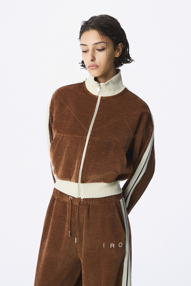 TRILLA 2.0 트랙 재킷은 여성용 아우터로, 봄/가을 계절에 활용하기 좋은 얇은 두께의 블루종 스타일 트랙 재킷입니다. 브라운 컬러에 하이넥 디자인과 옆선 로고 테이핑 디테일이 스포티하면서도 캐주얼한 무드를 연출합니다. 레귤러핏으로 제작되었으며, 집업 방식으로 간편하게 착용할 수 있습니다. 일상, 산책, 여행 등 다양한 TPO에 스타일리시하게 매치하여 캐주얼, 스포티, 미니멀 스타일을 완성할 수 있습니다. 긴 소매 기장의 폴리에스테르와 폴리우레탄 혼방 소재로 제작되었습니다.
