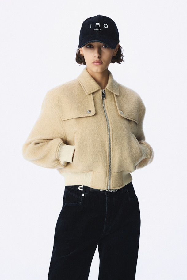 MERCI(메르시) 울 봄버 재킷은 캐주얼, 미니멀, 클래식 스타일을 아우르는 여성용 봄버 재킷입니다. 울, 아크릴, 나일론, 모헤어 혼방 소재로 제작되어 부드럽고 고급스러운 촉감을 선사하며, 봄 시즌에 적합합니다. 드롭 숄더와 플랩 디테일, 사선 포켓 디자인이 특징이며, 루즈핏 크롭 기장으로 편안하면서도 세련된 핏을 연출합니다. 안감은 폴리에스터를 사용하여 활동성을 높였으며, 골지 립 마감으로 완벽한 핏을 완성합니다. 봄 소풍룩, 산책룩 등 가벼운 일상에 활용하기 좋은 아이템입니다.
