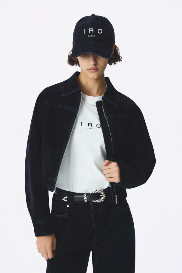 벨벳 데님 트러커는 부드러운 촉감의 데님 소재와 레이온, 면, 폴리우레탄을 혼방하여 제작된 아우터입니다. 빈티지 스타일의 무지 디자인으로, 브러시 효과와 절개선 디테일이 돋보입니다. 지퍼형 여밈 방식과 긴소매, 밑단 여밈 및 핏 조절 기능으로 편안한 착용감을 선사합니다. 데이트룩, 모임룩, 캐주얼 및 미니멀 스타일을 원하는 분들께 추천합니다. 옆면 포켓과 소매 버튼 디테일이 실용성을 더합니다.
