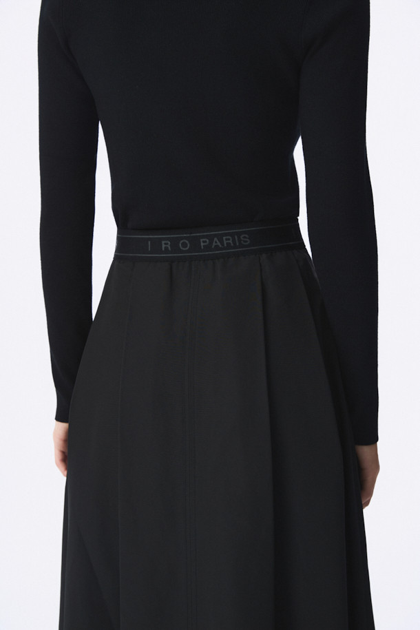 ALINE(아린) 이밴드 플리츠 스커트는 여성용 플리츠 스커트입니다. A라인 핏으로 제작되었으며, 허리 부분에 이밴드를 적용하여 편안한 착용감을 선사합니다. 베이직한 디자인과 블랙 컬러로 다양한 스타일 연출이 가능하며, 면 안감과 폴리에스터, 면 혼방 소재로 사계절 내내 활용할 수 있습니다. 출근룩과 모임룩 모두에 잘 어울리며, 미니멀, 클래식, 캐주얼 스타일을 즐기는 분들께 추천합니다. 허리 부분의 로고 디테일이 돋보이는 디자인입니다.
