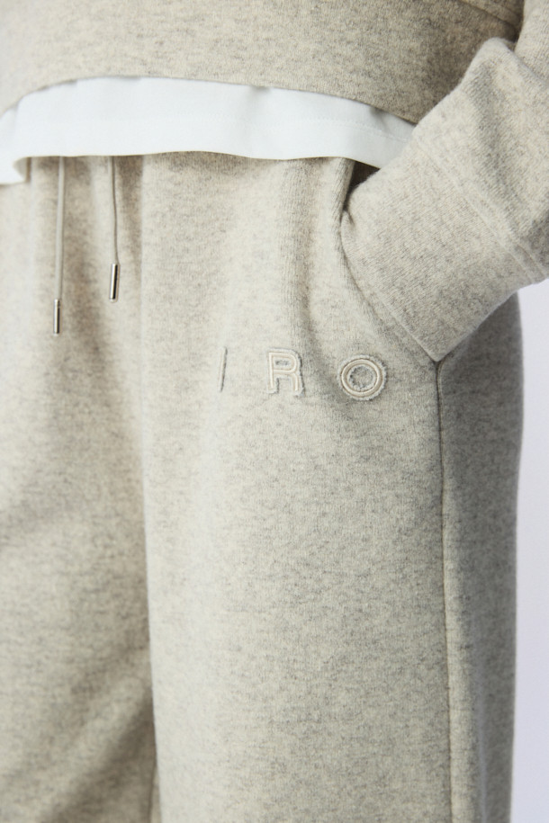 LAIN(레인) 울저지 팬츠는 여성용으로, 가을과 겨울에 따뜻하게 입을 수 있는 긴 기장의 바지입니다. 부드러운 촉감의 울저지 소재에 면, 나일론을 혼방하여 편안한 착용감을 선사합니다. 베이직하고 캐주얼한 스타일로, 와이드 핏과 루즈핏으로 디자인되어 편안함을 더했습니다. 무지 패턴의 그레이 컬러로 다양한 상의와 매치하기 쉬우며, 밴딩 처리되어 활동성을 높였습니다. 스웻팬츠 스타일로 편안하면서도 스타일리시하게 연출할 수 있습니다.
