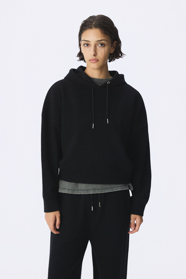 LAINE(레인) 울 저지 후디는 여성 및 남성 모두 착용 가능한 오버핏 후디입니다. 부드러운 촉감의 울, 면, 나일론 혼방 소재로 제작되어 가을, 겨울철 따뜻하게 입을 수 있습니다. 베이직하고 캐주얼한 스타일로, 집콕룩과 산책룩 등 편안한 TPO에 적합합니다. 블랙 컬러에 IRO 자수 로고가 포인트로 들어가 미니멀하고 클래식한 무드를 선사합니다. 두꺼운 두께감과 긴 소매 기장으로 보온성을 높였습니다.
