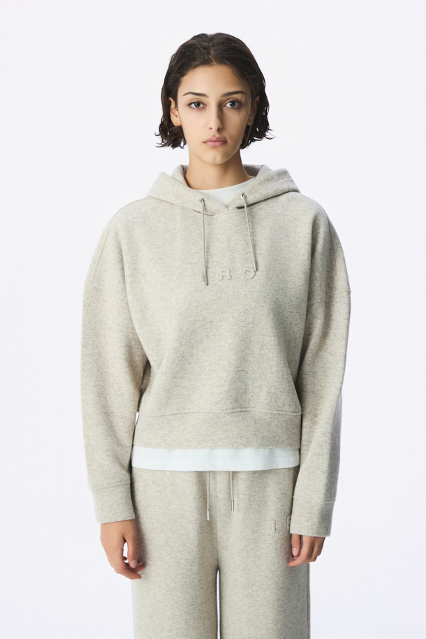 LAINE(레인) 울 저지 후디는 부드러운 촉감의 모, 면, 나일론 혼방 소재로 제작되어 가을과 겨울에 따뜻하게 착용하기 좋은 여성 후디입니다. 캐주얼하고 베이직한 스타일로, 집콕룩이나 산책룩 등 편안한 일상에 잘 어울립니다. 오버핏 디자인에 후드 네크라인으로 편안함을 더했으며, 두꺼운 두께감으로 보온성을 높였습니다. 그레이 컬러에 IRO 자수 로고가 포인트로 들어가 미니멀하고 클래식한 스타일을 연출합니다. 긴 소매 기장으로 활동성을 높인 데일리 후디입니다.
