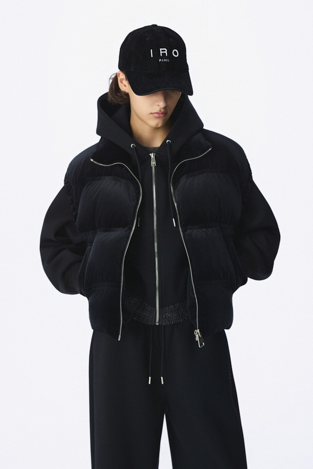 블랙 컬러의 'VELVET' 베스트입니다. 부드러운 촉감의 폴리에스터, 폴리우레탄 혼방 소재로 제작되어 가을, 겨울 시즌에 따뜻하게 착용할 수 있습니다. 두꺼운 두께감과 오버핏 디자인으로 캐주얼하고 미니멀한 스타일을 연출하며, 캠핑룩에도 잘 어울립니다. 집업 여밈 방식에 민소매 디자인, 드롭 숄더, 사이드 포켓과 스토퍼 조임 디테일이 특징입니다. 안감은 폴리에스터로 마감되었습니다.
