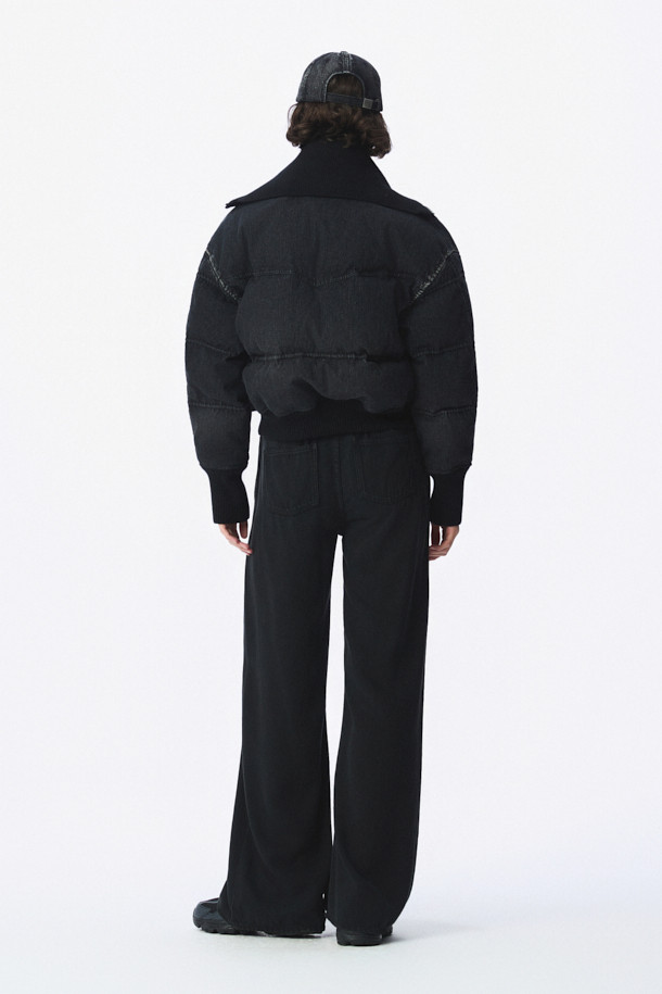 CHANE(샤넬) 데님 다운 점퍼는 여성용 아우터로, 겨울철 캐주얼 스타일을 연출하기에 적합합니다. 블랙 컬러의 무지 디자인에 크롭 기장으로 세련된 핏을 선사하며, 집업 스타일로 간편하게 착용할 수 있습니다. 데님과 면 소재의 조화로 제작되어 두꺼운 두께감을 자랑하며, 폴리에스터와 레이온 안감으로 보온성을 높였습니다. 니트 밴드와 사이드 포켓 디테일이 돋보이는 롱 슬리브 다운 재킷입니다.
