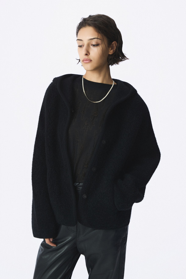 COUP DE (쿠 드) 니트 후드 재킷은 가을과 겨울, 일상에서 편안하게 착용하기 좋은 여성용 상의입니다. 부드러운 촉감의 나일론, 모, 모헤어, 폴리우레탄 혼방 소재로 제작되어 뛰어난 보온성을 제공합니다. 캐주얼, 미니멀, 클래식 스타일을 아우르며, 오버핏으로 편안하게 떨어지는 핏과 드롭숄더 디자인이 특징입니다. 블랙 색상의 무지 디자인에 후드 네크라인과 긴 소매, 바인딩 디테일을 더해 미니멀한 무드를 연출합니다. 집콕룩, 산책룩 등 다양한 TPO에 활용할 수 있는 실용적인 아이템입니다.
