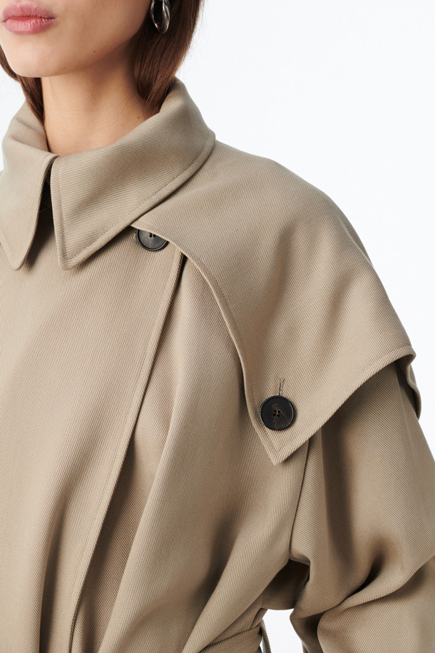 **QARO(카로) 케이프 트렌치 코트**

부드러운 리오셀 소재로 제작되어 봄, 가을에 착용하기 좋은 QARO(카로) 케이프 트렌치 코트입니다. 베이직하고 클래식한 디자인으로, 데이트룩, 오피스룩, 가을 나들이룩 등 다양한 TPO에 활용할 수 있습니다. 롱 기장의 루즈핏으로 편안한 착용감을 선사하며, 허리 벨트와 소매 벨트로 스타일을 연출할 수 있습니다. 무지 디자인에 케이프 타입으로 세련된 포인트를 더했으며, 사이드 포켓이 있어 실용적입니다. 안감은 레이온과 면 혼방으로 제작되었습니다.
