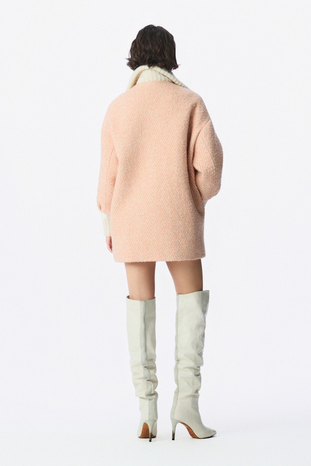 SANABSPE(사납스페) 하이넥 부클 코트는 포근하고 따뜻한 겨울을 위한 필수 아이템입니다. 핑크 컬러의 부클 소재가 사랑스러운 분위기를 연출하며, 오버핏 디자인으로 편안한 착용감을 선사합니다. 하이넥 디자인과 집업 여밈 방식으로 보온성을 높였으며, 플랫 포켓과 사이드 히든 포켓으로 실용성을 더했습니다. 모, 아크릴, 폴리에스터, 나일론, 레이온 등 다양한 소재 혼방으로 부드러운 촉감과 우수한 보온성을 자랑합니다. 데이트룩, 클래식, 미니멀, 캐주얼 등 다양한 스타일 연출에 활용 가능한 니트 코트입니다.
