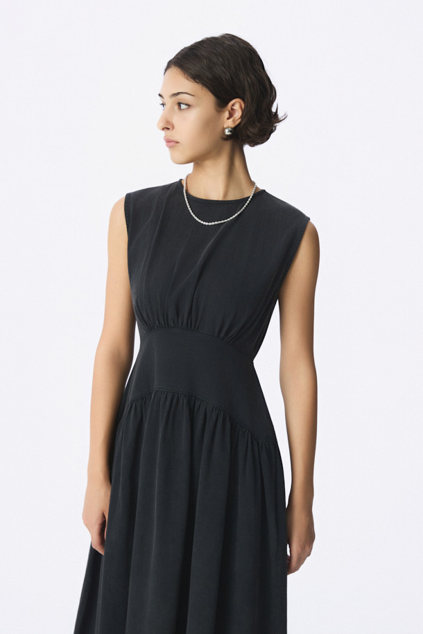 NEVATASPE (네바타스페) 저지 셔링 드레스는 여성 고객을 위한 셔링 원피스입니다. 슬림핏으로 떨어지는 A라인 플레어 스커트와 부드러운 면 소재가 특징이며, 허리 셔링 디테일이 여성스러운 실루엣을 연출합니다. 라운드넥과 민소매 디자인으로 시원한 착용감을 선사하며, 뒷면 지퍼로 간편하게 착용할 수 있습니다. 미니멀하고 베이직한 스타일에 블랙 컬러로, 데이트룩, 소개팅룩 등 다양한 TPO에 활용 가능하며, KR 익스클루시브 디자인으로 특별함을 더했습니다. 봄, 여름 시즌에 어울리는 얇은 두께감으로 편안하게 즐길 수 있습니다.
