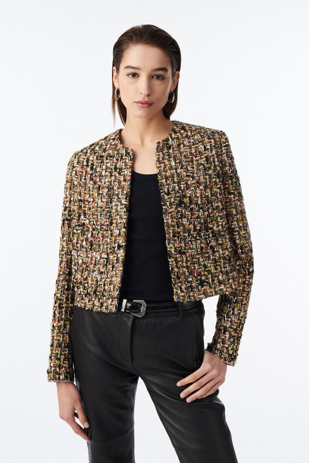 세련된 무드의 WANNY 트위드 재킷입니다. 멀티컬러와 메탈릭 컬러의 조화가 돋보이며, 봄, 가을에 입기 좋은 두꺼운 두께감의 숏 기장 자켓입니다. 클래식하고 엘레강스한 스타일을 연출하며, 오픈형 디자인에 래귤러핏으로 편안하게 착용 가능합니다. 데이트룩, 모임룩, 오피스룩 등 다양한 TPO에 활용할 수 있으며, 클래식, 미니멀, 시크한 스타일을 선호하는 여성분들께 추천합니다. 폴리에스터, 아크릴, 면, 나일론, 모, 금속섬유, 레이온, 그리고 면 안감으로 제작되어 고급스러운 촉감을 선사합니다.
