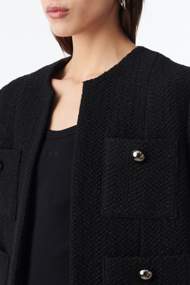 KANIL(카닐) 포켓 트위드 재킷은 여성 고객을 위한 클래식하고 미니멀한 스타일의 아우터입니다. 봄, 가을에 착용하기 적합하며, 블랙 색상으로 다양한 의상에 매치하기 용이합니다. 두꺼운 두께감의 숏 기장 재킷으로, 텍스처 촉감의 트위드 소재와 라운드 넥, 버튼 여밈 방식이 특징입니다. 포켓 디테일과 안감 처리가 되어 있어 오피스룩, 모임룩, 데이트룩 등 TPO에 맞춰 시크하게 연출할 수 있습니다. 폴리에스터, 아크릴, 면, 모 혼방의 레귤러핏으로 제작되어 편안한 착용감을 선사합니다.
