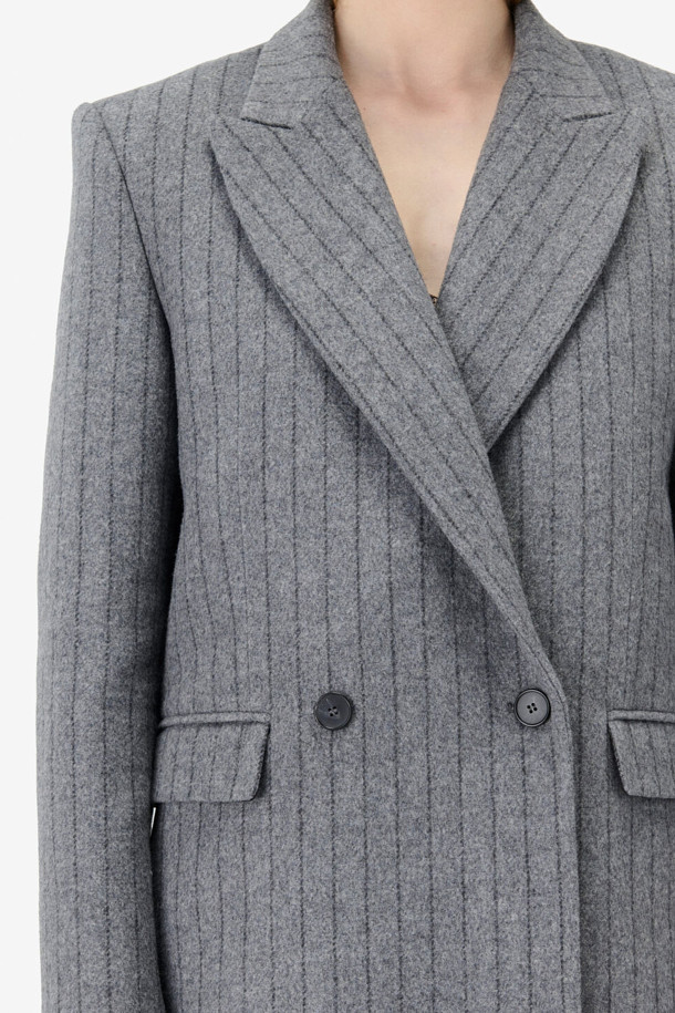 NIMI 클래식 울 블레이저는 여성 고객을 위한 가을, 겨울용 아우터입니다. 클래식한 스타일의 그레이 컬러 핀스트라이프 패턴이 특징이며, 오피스룩, 출근룩, 모임룩에 적합합니다. 두꺼운 울 혼방 소재로 제작되어 보온성을 높였으며, 스트레이트 핏과 싱글 버튼 여밈 방식으로 세련된 실루엣을 연출합니다. 피크드 라펠과 플랩 포켓 디테일이 돋보이며, 레이온과 면 안감으로 편안한 착용감을 선사합니다.
