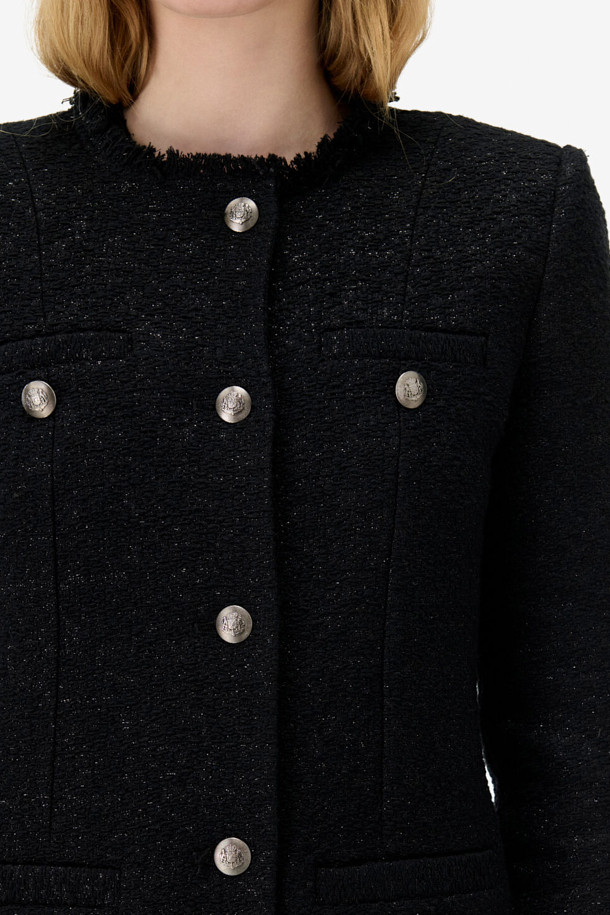 'TINELI (티넬리)' 클래식 롱 트위드 재킷은 여성의 우아함을 돋보이게 해주는 블랙 컬러의 롱 기장 아우터입니다. 봄, 가을에 착용하기 좋으며, 클래식한 무드를 연출하는 슬림핏 디자인입니다. 아크릴, 모, 면, 폴리에스터, 나일론 등 다양한 소재를 혼방하여 두께감 있는 따뜻함을 제공합니다. 버튼으로 여미는 방식이며, 프린지 디테일과 4개의 포켓, 은은한 광택감이 특징입니다. 오피스룩, 모임룩, 데이트룩 등 다양한 TPO에 클래식, 미니멀, 시크한 스타일을 더해 세련된 룩을 완성해보세요.
