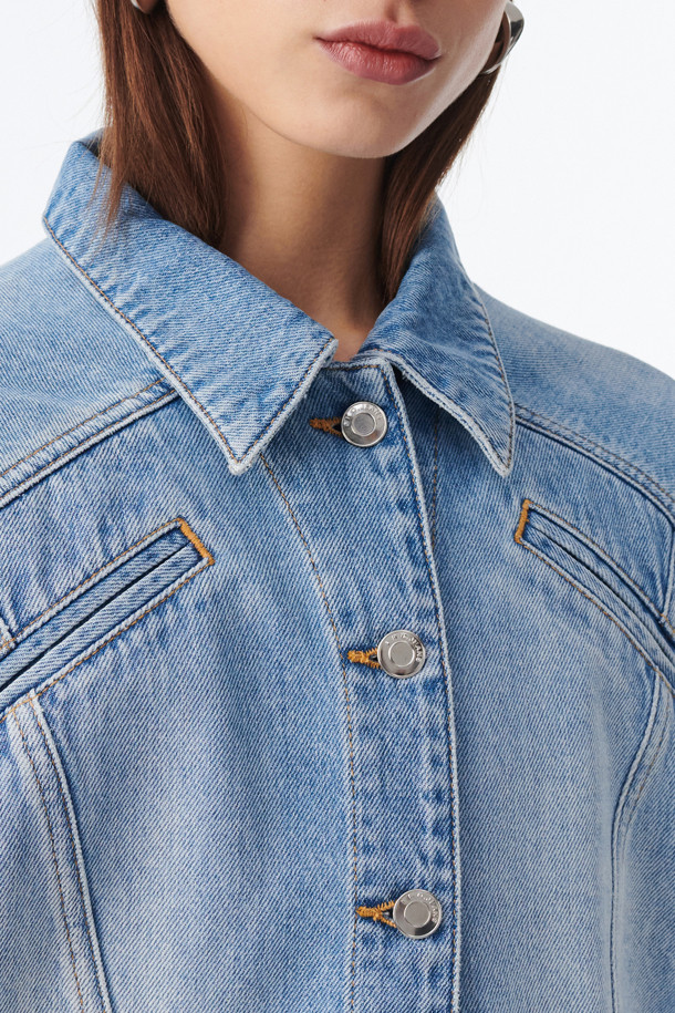 ULISEA(유리시아) 클래식 데님 재킷은 여성들을 위한 아우터로, 봄, 가을 계절에 적합합니다. 연청 컬러의 무지 디자인으로 클래식하면서도 캐주얼한 스타일을 연출하며, 데이트룩에 매치하기 좋습니다. 루즈핏으로 편안한 착용감을 제공하며, 셔츠형 디자인에 가슴 포켓 디테일이 돋보입니다. 긴 소매와 버튼 여밈 방식으로, 일상에서 미니멀한 멋을 더할 수 있는 면 소재의 데님 재킷입니다.
