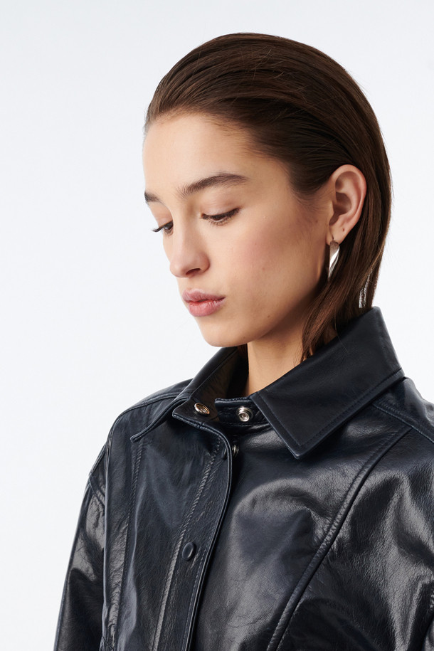 THELIO(델리오) 트러커 가죽 재킷은 일상, 데이트룩, 모임룩에 모두 잘 어울리는 캐주얼 스타일의 간절기용 아우터입니다. 부드러운 소가죽과 레이온 안감으로 제작되어 얇고 가벼운 착용감을 선사하며, 레귤러핏과 크롭 기장으로 세련된 핏을 연출합니다. 셔츠형 디자인에 스냅 버튼 여밈 방식, 그리고 은은한 광택감이 돋보여 미니멀, 클래식한 스타일을 선호하는 분들께 추천합니다. 무지 디자인으로 어떤 옷에도 쉽게 매치할 수 있어 활용도가 높습니다.
