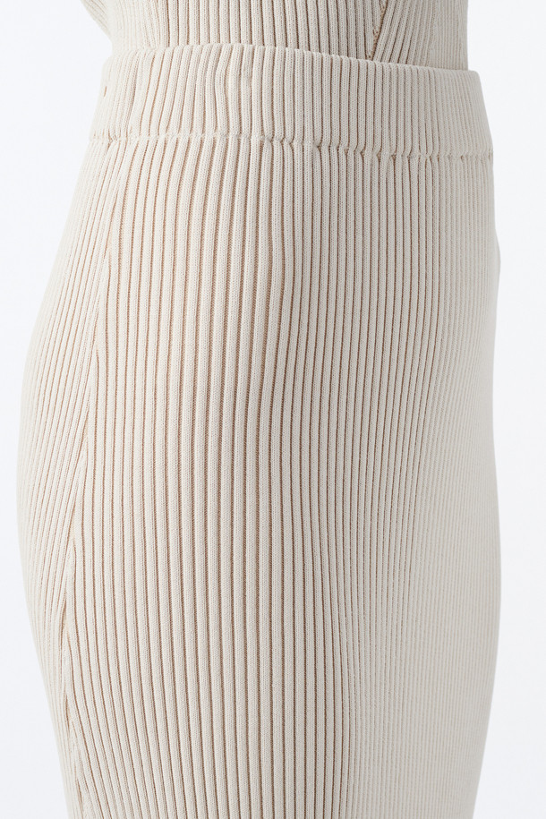 CARLOTA(카를로타) 니트 슬릿 스커트는 가을, 겨울 시즌에 어울리는 여성용 롱스커트입니다. 베이직한 스타일의 슬림핏으로, 허리 전체 밴딩 처리되어 편안한 착용감을 선사합니다. 레이온과 나일론 혼방의 투톤 골지 니트 조직으로 제작되어 부드러운 촉감과 우수한 보온성을 자랑합니다. 사이드 슬릿 디테일이 활동성을 더해주며, 겨울 데일리룩과 모임룩 모두에 활용 가능한 미니멀 & 클래식 스타일을 연출합니다.
