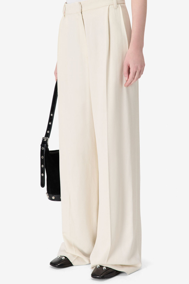 PALLIA(팔리아) 와이드 팬츠는 부드러운 레이온과 모 혼방 소재로 제작되어 봄, 가을 시즌에 적합한 여성용 긴 바지입니다. 우아하고 베이직한 스타일을 연출하며, 허리 부분은 하이웨이스트 밴딩으로 디자인되어 편안한 착용감을 선사합니다. 플리츠 주름 디테일이 돋보이며, 넉넉한 루즈핏 와이드 실루엣으로 시크하고 미니멀한 스타일을 완성합니다. 데이트룩, 카페룩, 모임룩 등 다양한 TPO에 활용 가능하며, 웰트 포켓 디테일로 실용성을 더했습니다.
