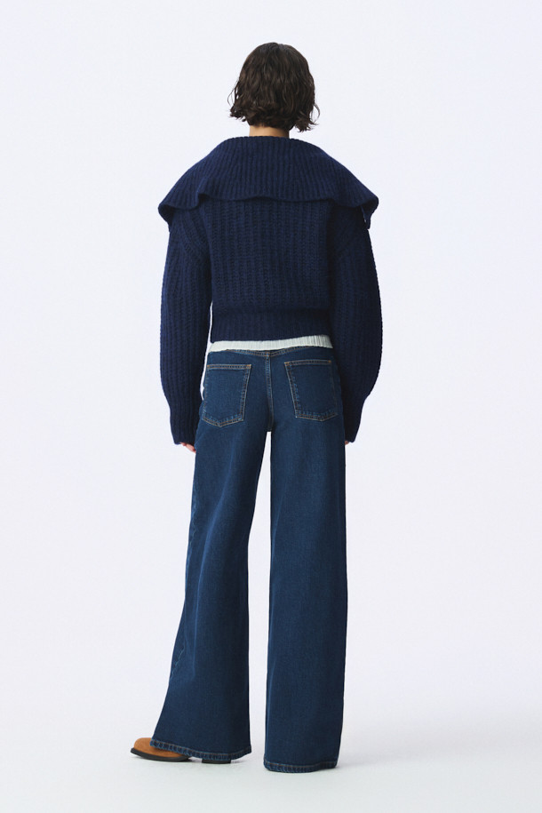 ABRIEL (아브리엘) 와이드 데님 팬츠는 베이직한 디자인으로 캐주얼, 미니멀, 클래식 스타일을 모두 아우르는 활용도 높은 아이템입니다. 네이비 컬러의 무지 데님 팬츠로, 사계절 내내 착용 가능하며 데이트룩과 출근룩에 모두 잘 어울립니다. 하이웨이스트 디자인과 와이드 핏으로 다리가 길어 보이는 효과를 선사하며, 버튼 플라이 클로징과 벨트루프, 기본 포켓 디테일로 실용성을 더했습니다. 면과 데님의 혼방 소재로 제작되어 편안한 착용감을 제공합니다.
