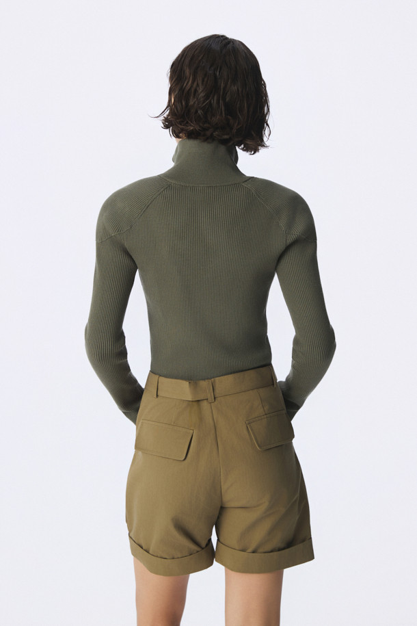 HANO (하노) 유틸리티 쇼츠는 여성용으로, 봄, 여름 시즌 일상복으로 활용하기 좋은 반바지입니다. 베이지와 브라운 두 가지 색상으로 출시되었으며, 캐주얼과 밀리터리 스타일을 동시에 연출할 수 있습니다. 얇은 두께의 나일론과 면 혼방 소재로 제작되어 편안한 착용감을 제공하며, 레귤러핏으로 제작되었습니다. D링 벨트, 무광 지퍼 포켓, 플랩 포켓, 밑단 롤업, 하이라이즈 실루엣 등 유틸리티 디테일이 돋보이는 디자인으로, 여행룩, 휴가룩, 산책룩 등 다양한 TPO에 미니멀하게 코디하기 좋습니다.
