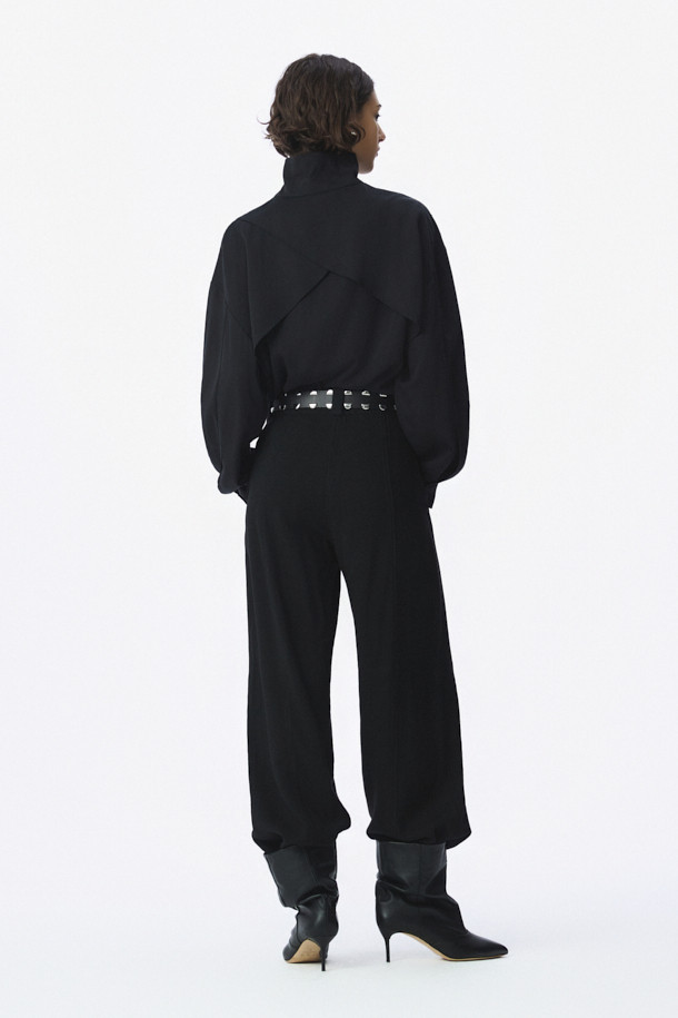 CALIDORA(칼리도라) 포켓 블라우스는 여성스러운 실루엣을 연출하는 블랙 컬러의 블라우스입니다. 부드러운 리오셀 소재로 제작되어 편안한 착용감을 선사하며, 봄, 가을에 적합합니다. 하이넥 디자인과 버튼형 칼라, 버튼다운 클로징으로 클래식하고 모던한 스타일을 연출합니다. 오버핏의 긴 소매 기장으로 여유로운 핏을 제공하며, 앞판 플랩 포켓 디테일이 특징입니다. 출근룩, 오피스룩, 모임룩 등 다양한 TPO에 레이어드하여 시크하고 미니멀한 스타일을 완성해보세요.
