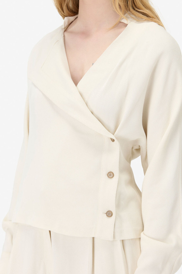 PAQUITA(파키타) 프론트 랩 버튼 블라우스는 미니멀한 스타일을 추구하는 여성들을 위한 세련된 블라우스입니다. 부드러운 레이온과 모 혼방 소재로 제작되어 봄, 여름 시즌에 시원하고 편안하게 착용할 수 있습니다. 스탠드 칼라와 긴 소매 디자인이 특징이며, 무지 패턴의 화이트 컬러로 다양한 룩에 쉽게 매치할 수 있습니다. 랩 스타일의 유니크함과 비대칭 버튼 디자인, 측면 버튼 클로징, 뒷면 허리 밴딩 디테일이 돋보입니다. 데이트룩, 카페룩, 모임룩 등 TPO에 구애받지 않고 클래식, 미니멀, 시크한 스타일을 연출할 수 있습니다.
