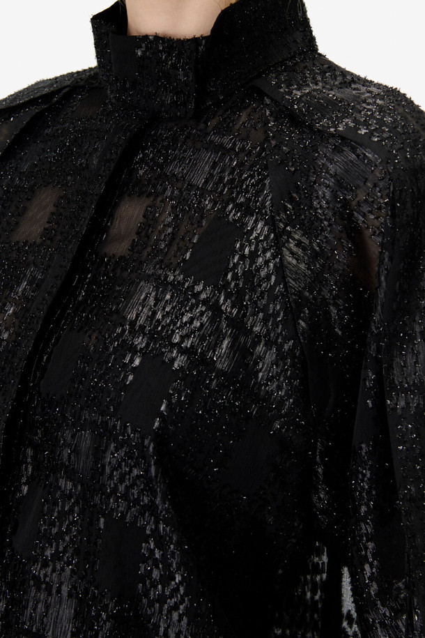 VALMU(발뮤) 자카드 플리츠 블라우스는 여성스러운 엘레강스 스타일을 연출하는 블라우스입니다. 블랙 컬러의 폴리에스테르 소재로 제작되었으며, 얇고 시어한 촉감과 안감이 있어 편안하게 착용할 수 있습니다. 하이넥 디자인과 라글랑 소매, 섬세한 플리츠 디테일이 특징이며, 체크와 자카드 패턴이 더해져 드레시한 분위기를 선사합니다. 레귤러핏과 긴소매 기장으로 오피스룩, 모임룩, 소개팅룩 등 다양한 TPO에 활용 가능하며, 클래식, 미니멀, 로맨틱 스타일을 즐기는 분들께 추천합니다. 히든 버튼 여밈 방식으로 깔끔함을 더했습니다.
