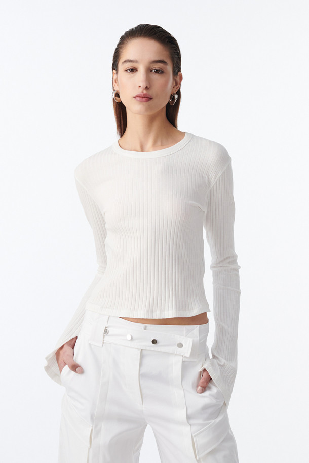 ERSILIA (에르실리아) 립 롱 티셔츠는 베이직 스타일의 여성 상의입니다. 면과 폴리우레탄 혼방 소재로 제작되어 편안한 착용감을 선사합니다. 라운드넥에 긴 소매, 슬림핏으로 디자인되었으며, 롱 기장으로 트렌디함을 더했습니다. 소매 끝단 슬릿 디테일이 돋보이며, 미니멀, 클래식, 캐주얼 룩에 모두 잘 어울립니다. 무지 디자인으로 다양한 스타일 연출에 활용하기 좋습니다.
