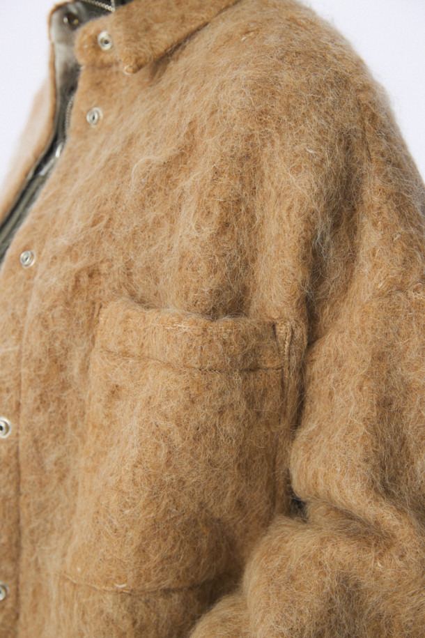 **DOMALSPE (도말스페) 울 셔켓**은 캐주얼, 미니멀, 클래식 스타일을 아우르는 여성 의류입니다. 가을과 겨울에 어울리는 두꺼운 두께감의 셔츠형 아우터로, 부드러운 촉감의 울, 폴리에스터, 아크릴 혼방 소재로 제작되었습니다. 오버핏 디자인에 드롭 숄더, 오버사이즈 포켓 디테일을 더해 편안하면서도 트렌디한 무드를 연출합니다. 베이지 컬러의 무지 디자인이며, 면과 레이온 안감으로 편안한 착용감을 선사합니다. 스냅 버튼 여밈 방식과 크롭 기장, 긴 소매 기장으로 다양한 스타일링이 가능합니다.
