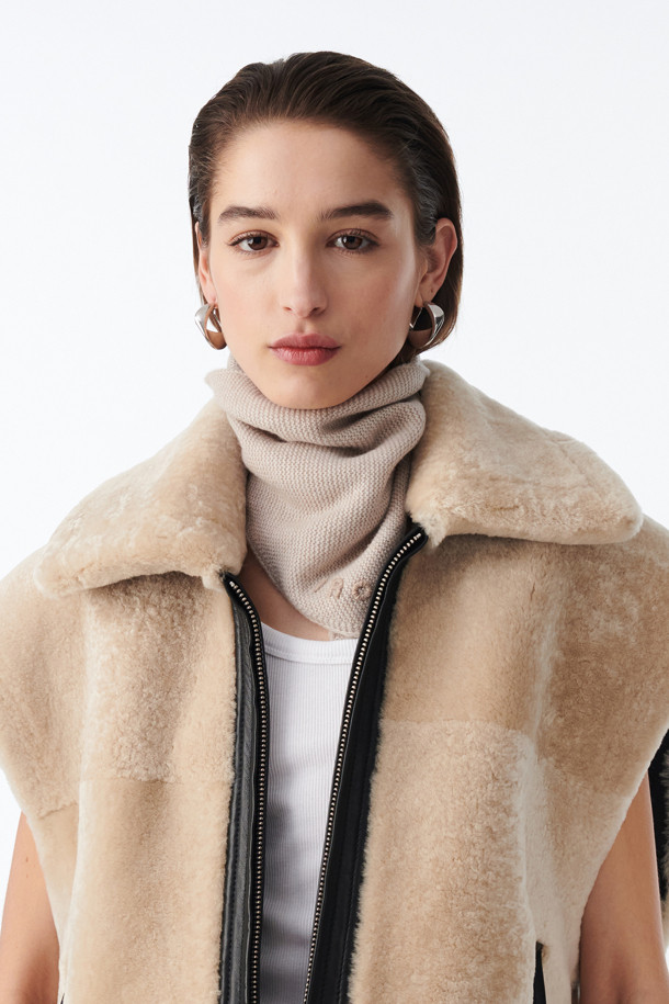 BETHANY (베서니) 시어링 베스트는 여성용 아우터로, 가을과 겨울에 따뜻하게 착용하기 좋은 아이템입니다. 부드러운 양가죽 또는 염소가죽 소재로 제작되어 고급스러운 촉감을 선사하며, 오버핏 디자인과 무지 패턴으로 캐주얼하고 미니멀한 스타일을 연출합니다. 지퍼 여밈 방식과 민소매 디자인으로 실용성을 더했으며, 레이어링하여 다양한 스타일을 소화할 수 있습니다. 모임룩, 데이트룩 등 특별한 날은 물론, 일상에서도 세련된 포인트를 줄 수 있는 베스트입니다.
