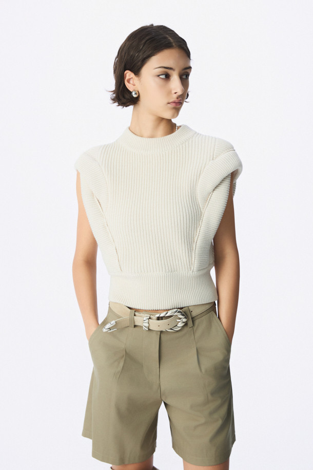 "NASH(내쉬) 케이블 니트 탑"은 부드러운 면과 폴리에스터 혼방 소재로 제작되어 봄, 여름 시즌에 적합한 여성용 민소매 크롭 니트입니다. 아이보리 컬러의 베이직한 디자인으로, 숄더 디테일과 암홀 케이블 디자인이 특징이며, 밑단 시보리 마감으로 안정감을 더했습니다. 오버핏으로 편안하게 착용 가능하며, 라운드넥으로 다양한 스타일 연출이 용이합니다. 데이트룩, 봄 소풍룩 등 캐주얼, 미니멀, 클래식 무드로 폭넓게 활용할 수 있으며, 레이어드하여 더욱 다채로운 스타일링을 완성할 수 있습니다.
