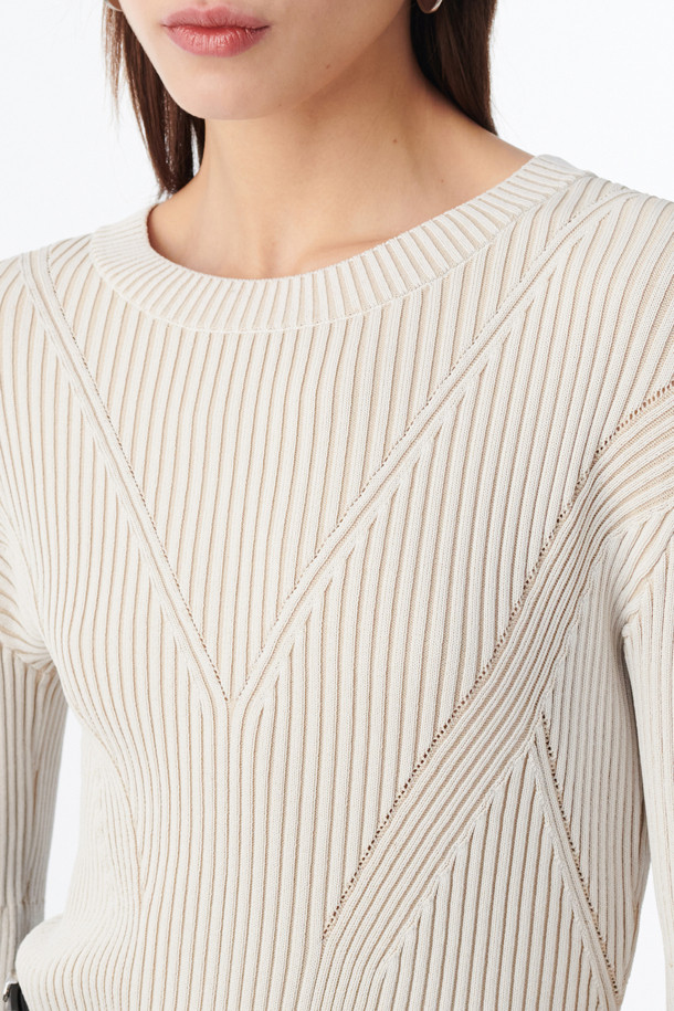 CLEONA(클레오나) 투톤 니트 탑은 여성 의류로, 봄, 가을에 착용하기 좋은 슬림핏 긴소매 니트입니다. 레이온과 나일론 혼방 소재로 제작되어 부드러운 촉감을 선사하며, 얇은 두께감으로 편안하게 착용할 수 있습니다. 라운드넥 디자인에 골지 패턴, 사선 니트 스티치 디테일이 더해져 베이직하면서도 세련된 스타일을 연출합니다. 데이트룩, 카페룩 등 다양한 TPO에 활용 가능하며, 이너로도 활용하여 미니멀, 클래식, 캐주얼 스타일을 완성할 수 있습니다.
