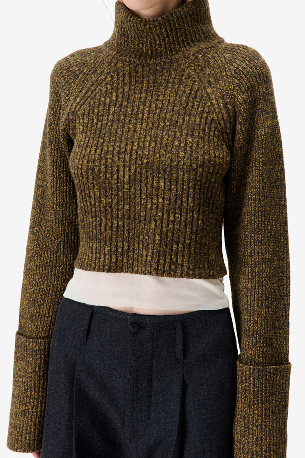 ELBA(엘바) 하이넥 멜란지 니트 탑은 출근룩, 비즈니스 캐주얼, 모임룩에 모두 잘 어울리는 제품입니다. 클래식, 미니멀, 시크한 스타일을 추구하는 분들께 적합하며, 어떤 옷에도 쉽게 매치할 수 있습니다. 부드러운 멜란지 소재로 제작되어 편안한 착용감을 선사합니다. 하이넥 디자인이 세련된 느낌을 더하며, 시크한 분위기를 연출합니다. 이 니트 탑은 당신의 스타일을 한층 더 끌어올려 줄 것입니다.
