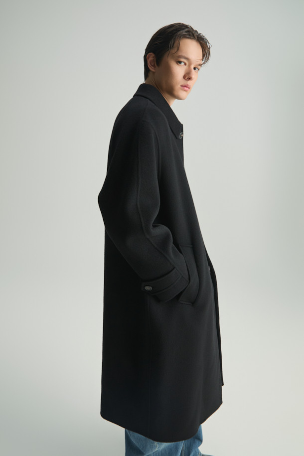 푀트레 캐시미어 블렌드 핸드메이드 발마칸 롱코트는 가을과 겨울, 당신의 클래식하고 미니멀한 스타일을 완성해 줄 아우터입니다. 모, 캐시미어, 알파카 혼방의 고급스러운 소재로 제작되어 부드러운 촉감과 뛰어난 보온성을 제공합니다. 무릎을 덮는 롱 기장과 세미 오버핏으로 편안하면서도 시크한 실루엣을 연출하며, 헤링본 패턴이 은은한 포인트를 더합니다. 출근룩, 오피스룩, 모임룩 등 다양한 시간과 장소와 경우에 활용 가능하며 천연 가죽(양) 배색 디테일이 고급스러움을 더합니다. 블랙 컬러의 발마칸 코트로 당신의 겨울 스타일을 더욱 세련되게 연출해 보세요.