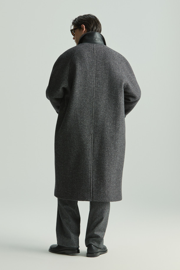 펠트 멜란지 울 발마칸 롱코트입니다. 캐주얼, 클래식, 미니멀 스타일을 아우르며, 가을과 겨울철 출근룩에 적합합니다. 멜란지 그레이 컬러의 헤링본 패턴이 특징이며, 무릎을 덮는 롱 기장과 세미 오버핏으로 세련된 실루엣을 연출합니다. 모, 나일론, 알파카 혼방의 고급스러운 소재와 폴리에스터 안감으로 편안한 착용감을 선사합니다. 버튼 여밈 방식과 긴 소매 디자인으로 보온성을 더했습니다.