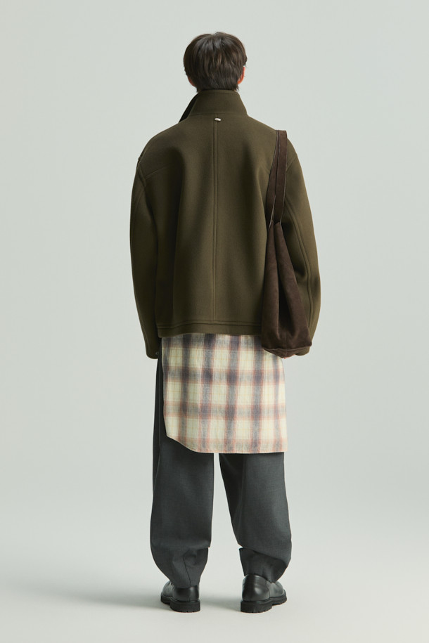 Loft(로프트) 캐시미어 블렌드 집업 하이넥 숏코트는 미니멀한 스타일의 여성용 숏코트입니다. 카키 컬러의 무지 디자인으로, 가을과 겨울에 따뜻하게 입을 수 있습니다. 모, 캐시미어, 나일론, 폴리에스터, 폴리우레탄 혼방 소재로 제작되었으며, 하이넥 디자인과 메탈 지퍼, 넥 시보리 배색, 하단 스트링 조절 기능이 특징입니다. 오버핏으로 편안하게 착용 가능하며, 출근룩으로 활용하기 좋습니다. 긴 소매 기장의 집업 방식의 코트입니다.
