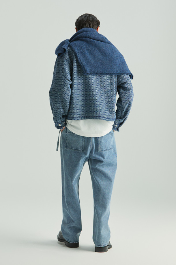 **Bascule(바스큘) 트위드 데님 재킷**은 여성스러운 매력을 더해줄 아이템입니다. 캐주얼한 무드의 세미 오버핏으로, 봄, 가을 간절기에 활용하기 좋습니다. 트위드 패턴과 카라 디자인, 끝단 테잎 디테일이 돋보이며, 블루 컬러의 집업 방식으로 편안하게 착용할 수 있습니다. 면, 폴리에스터, 레이온 혼방 소재로 제작되어 부드러운 촉감을 선사하며, 데이트룩, 모임룩 등 다양한 TPO에 맞춰 클래식, 미니멀 스타일을 연출하기 좋습니다.
