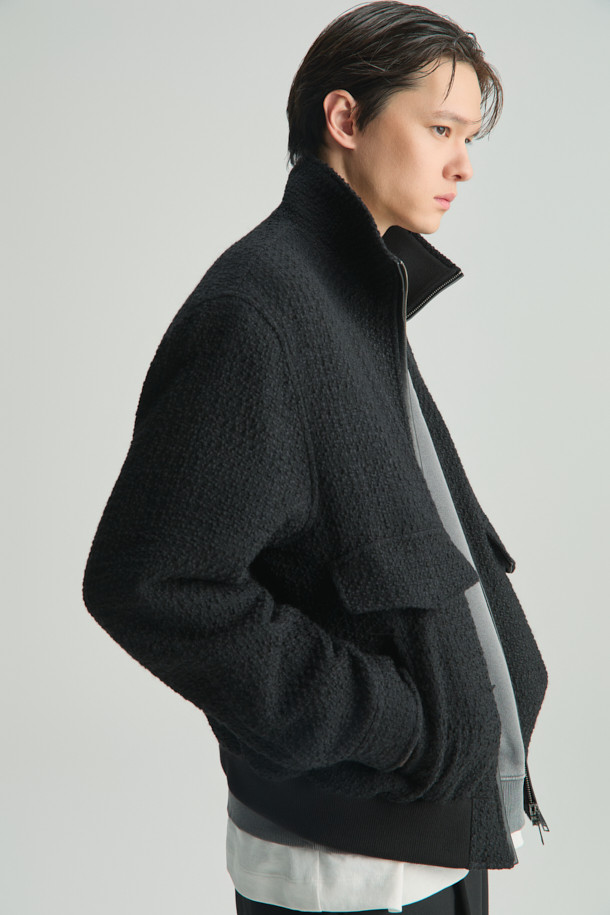 마르퀴스 트위드 하이넥 재킷은 클래식한 무드를 선호하는 당신을 위한 세미 오버핏 크롭 기장의 블랙 컬러 트위드 재킷입니다. 봄, 가을 시즌에 적합하며, 오피스룩, 데이트룩, 모임룩 등 다양한 TPO에 활용할 수 있습니다. 하이넥 디자인과 빅 포켓, 가죽 배색, 어깨 강조 디테일이 특징이며, 집업 방식으로 간편하게 착용할 수 있습니다. 아크릴, 모, 폴리에스터, 나일론, 천연 가죽, 폴리에스터 안감 등의 고급 소재를 사용하여 제작되었습니다.
