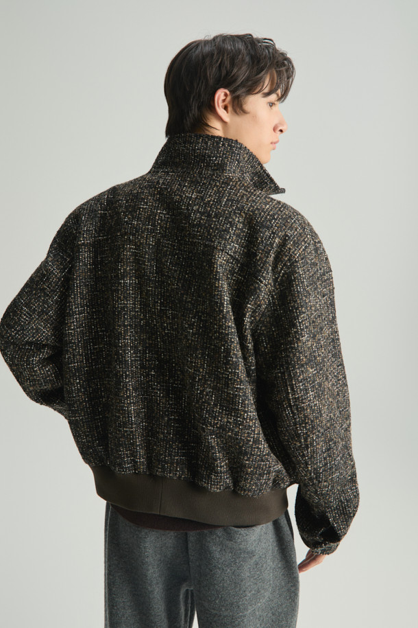 **Marquis (마르퀴스) 트위드 하이넥 재킷**은 가을, 겨울 시즌에 안성맞춤인 아우터입니다. 블랙과 그레이 두 가지 컬러로 출시되었으며, 세미 오버핏으로 제작되어 편안한 착용감을 선사합니다. 하이넥 디자인과 빅 포켓, 가죽 배색 디테일이 돋보이며, 트위드 패턴으로 클래식한 무드를 더했습니다. 아크릴, 모, 폴리에스터, 면, 레이온, 나일론, 천연가죽 등 다양한 소재를 사용하여 두꺼운 두께감을 자랑합니다. 모임룩, 출근룩, 데이트룩 등 다양한 TPO에 활용할 수 있으며, 클래식, 미니멀, 시크 스타일을 연출하기 좋습니다.
