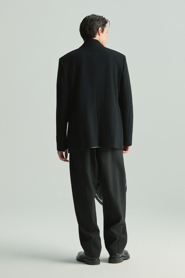 미스트랄(Mistral) 울 스트라이프 패턴 투버튼 재킷은 가을, 겨울 시즌 남성 고객을 위한 클래식 스타일의 아우터입니다. 블랙 컬러에 세미 오버핏으로 제작되었으며, 울, 폴리에스터, 나일론 혼방 소재로 두꺼운 두께감을 제공합니다. 스트라이프 패턴과 싱글 코트 타입, 센터 벤트 디테일이 특징이며, 안감은 폴리에스터로 마감되었습니다. 출근룩, 비즈니스 캐주얼, 모임룩 등 다양한 TPO에 활용 가능하며, 미니멀하고 시크한 스타일을 연출하기 좋습니다.
