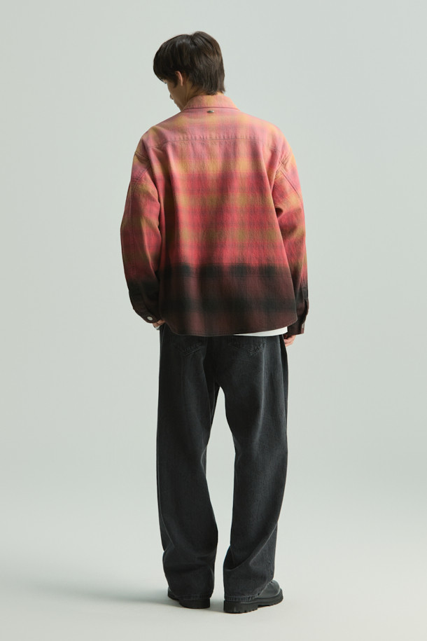 Ecaille(에까이) 페이딩 체크 셔츠는 가을, 겨울 시즌 캐주얼 스타일을 위한 남성 의류입니다. 브라운과 블랙 컬러의 옴브레 체크 패턴이 특징이며, 일본 WATANABEYA(와타나베야)사 소재를 사용하여 두께감 있는 면 소재로 제작되었습니다. 오버핏 디자인에 긴소매 기장으로 편안한 착용감을 제공하며, 하단 다잉 디테일과 상단 페이딩 디테일이 빈티지한 무드를 더합니다. 스냅 버튼 여밈 방식과 사이드 포켓 디테일로 실용성을 높여 캠핑룩, 캐주얼, 클래식, 미니멀 스타일 모두 소화 가능합니다.
